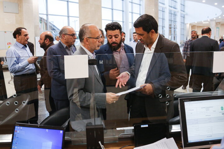 بازدید مدیر کل امور مالیاتی قم از ارائه خدمات ثبت اظهارنامه مالیاتی در سازمان بازدید مدیر کل امور مالیاتی قم از ارائه خدمات ثبت اظهارنامه مالیاتی در سازمان