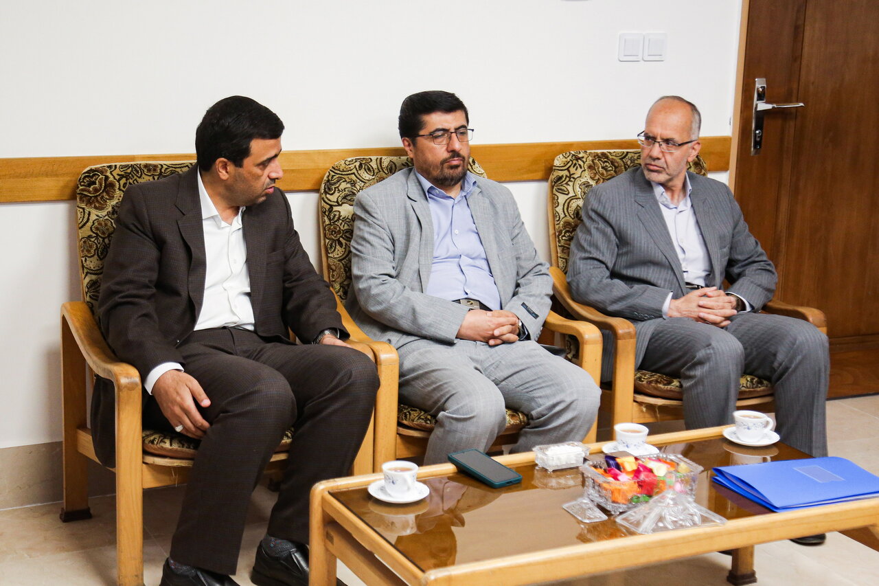 بازدید مدیر کل امور مالیاتی قم از ارائه خدمات ثبت اظهارنامه مالیاتی در سازمان