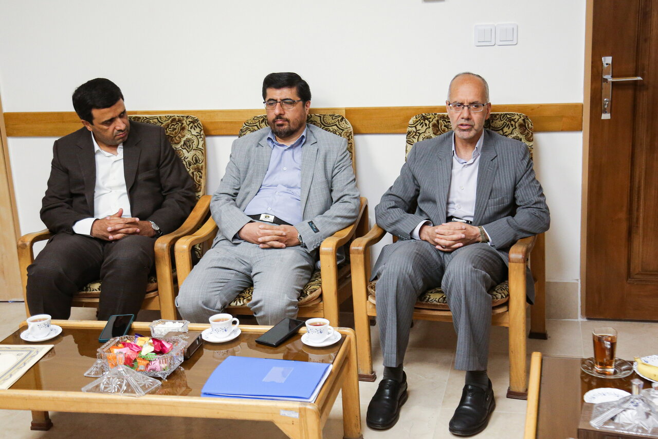 بازدید مدیر کل امور مالیاتی قم از ارائه خدمات ثبت اظهارنامه مالیاتی در سازمان