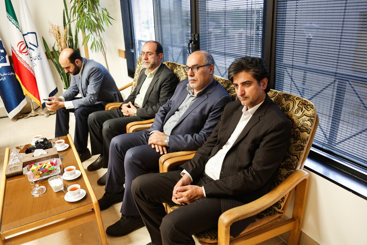 بازدید مدیر کل امور مالیاتی قم از ارائه خدمات ثبت اظهارنامه مالیاتی در سازمان