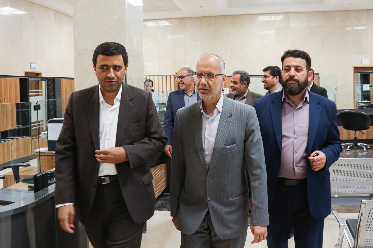 بازدید مدیر کل امور مالیاتی قم از ارائه خدمات ثبت اظهارنامه مالیاتی در سازمان