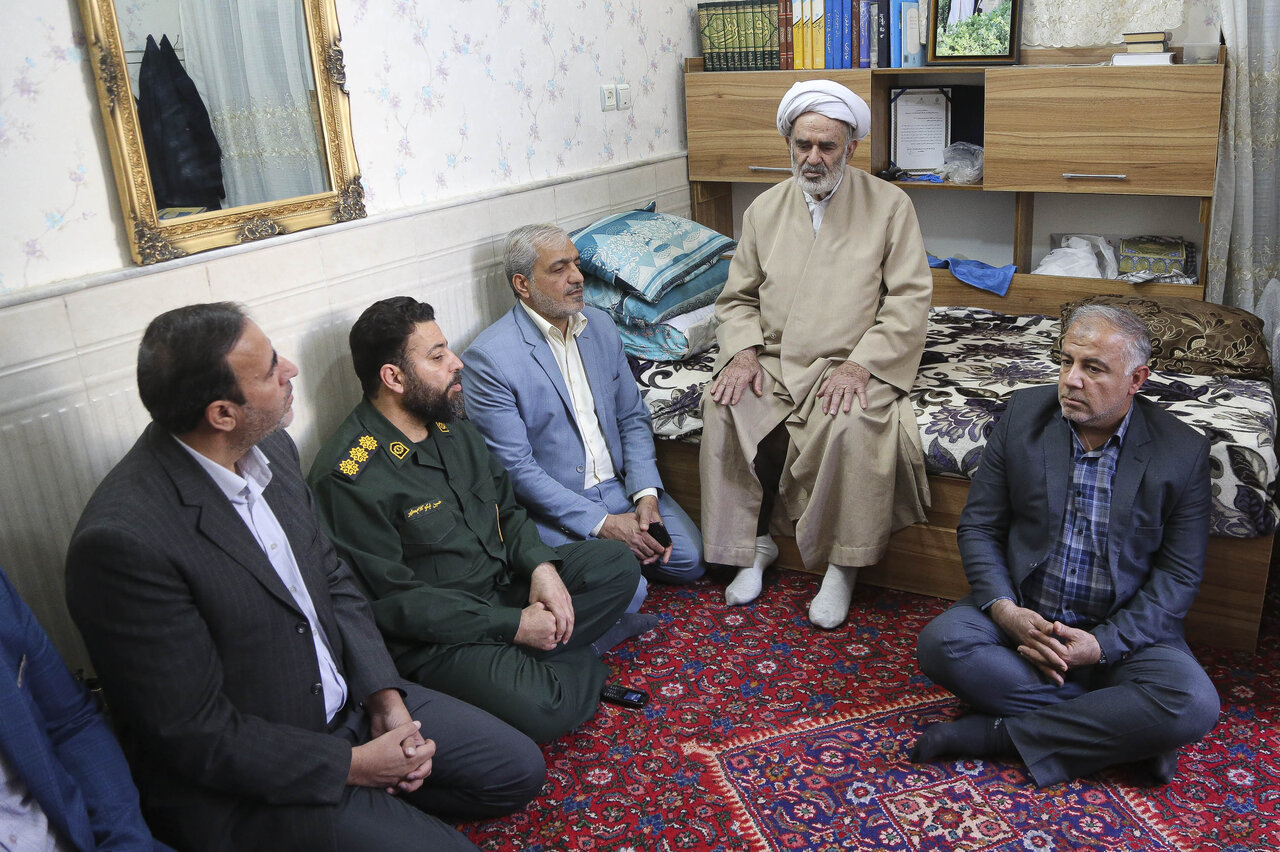 جمعی از مهندسان استان و کشور با خانواده شهید مهندس محسن صداقت دیدار کردند