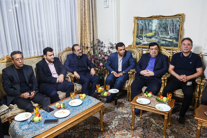 اعضای هیئت مدیره سازمان در منزل شهید دانشمند هسته ای حضور یافتند اعضای هیئت مدیره سازمان در منزل شهید دانشمند هسته ای حضور یافتند